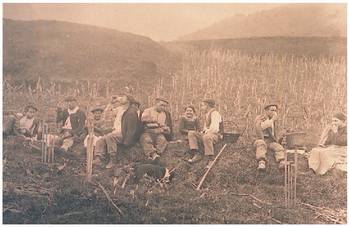 Nekazariak artasoro batean otordua egiten, mende hasierako argaki batean (Gipuzkoako Agiritegi Orokorra).<br><br>